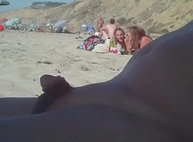 Hombre con un pene peque�o en la playa nudista